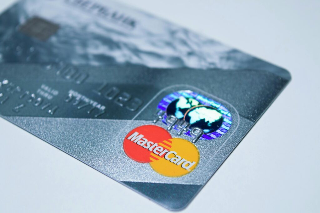 Tarjeta de crédito Mastercard utilizada para compras y pagos financieros